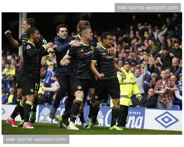 欧冠主题公交专线在伦敦运行,阿森纳与热刺元素涂装引球迷打卡