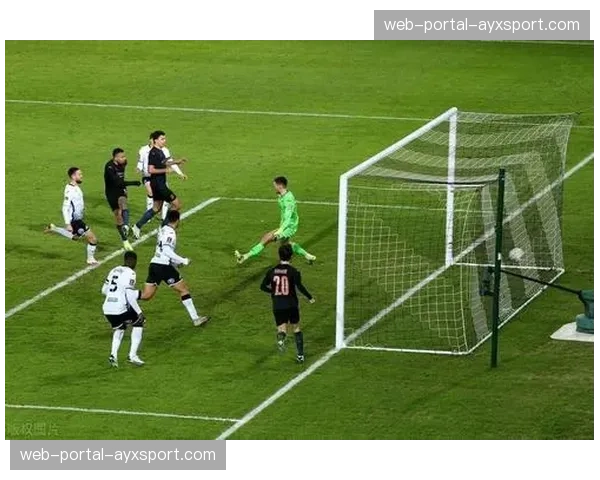 特写：关键时刻，曼城主场大屏幕同步播放对手禁区内的越位线分析画面