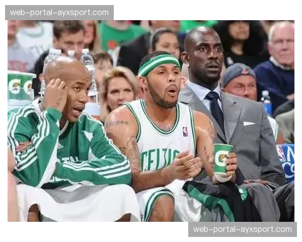 告别时刻:科隆主场为确认降级举办赛季最后一个主场比赛日活动 告别时刻:科隆主场为确认降级举办赛季最后一个主场比赛日活动